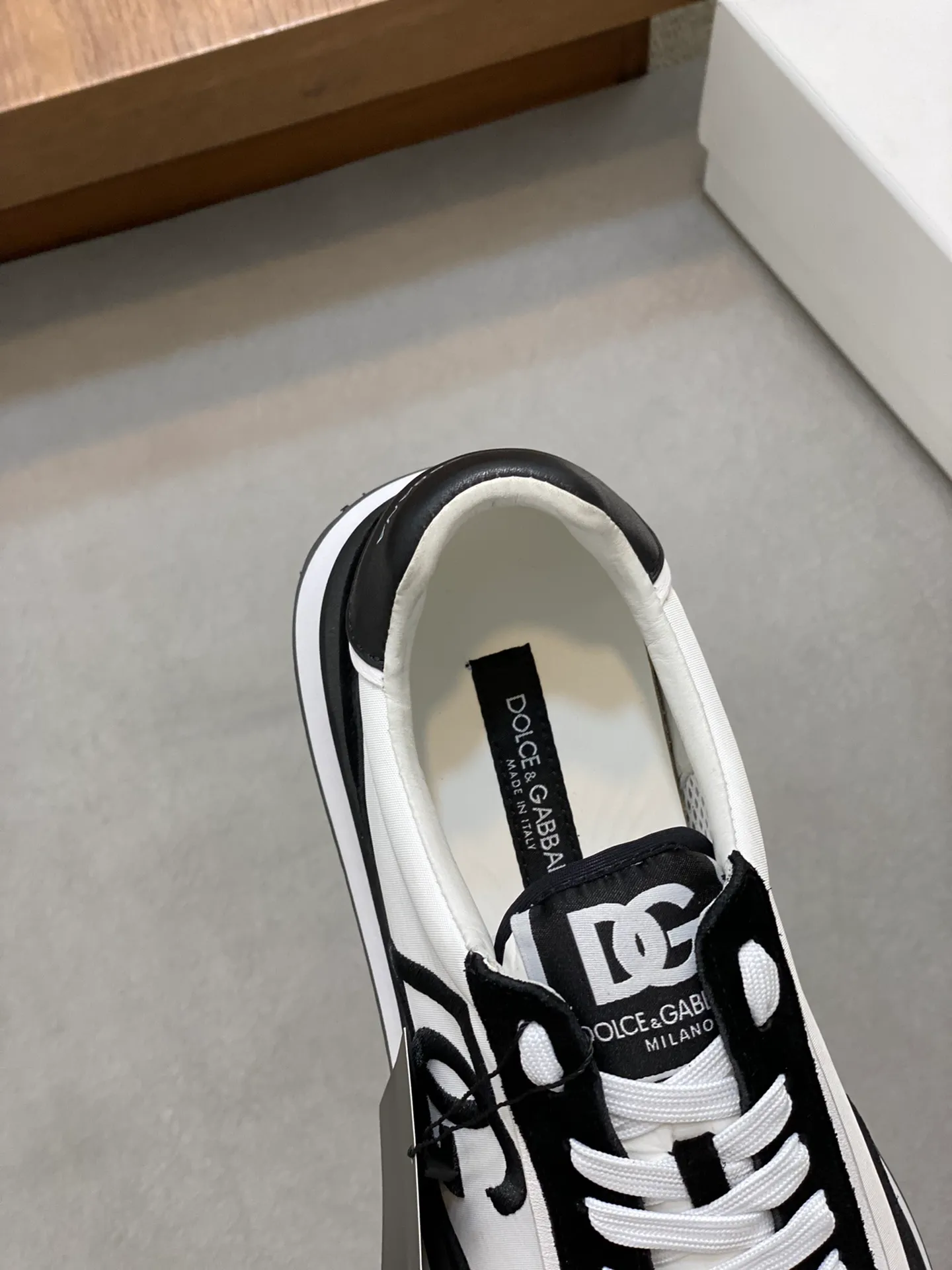Factory price: 458💰••New products••Dolce&Gabbana••DG✔️High-end men's sports•casual shoes. Original goods from top counters. Original imported cowhide, multi-material splicing design ➕Imported cowhide lining, cowhide feet ➕Original T men's shoes 💰R elastic outsole.  Size: 39-44 (38, 45 customized)